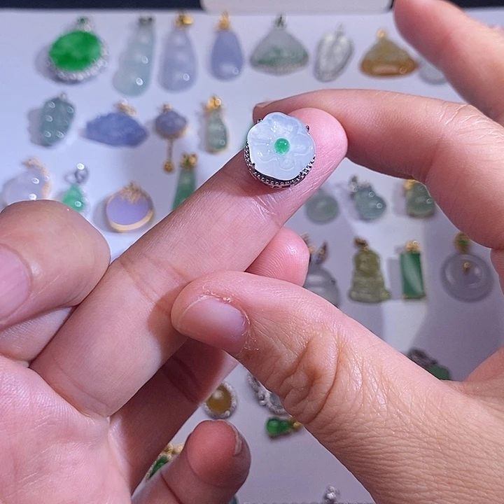 翡翠未镶嵌挂件11112，翡翠