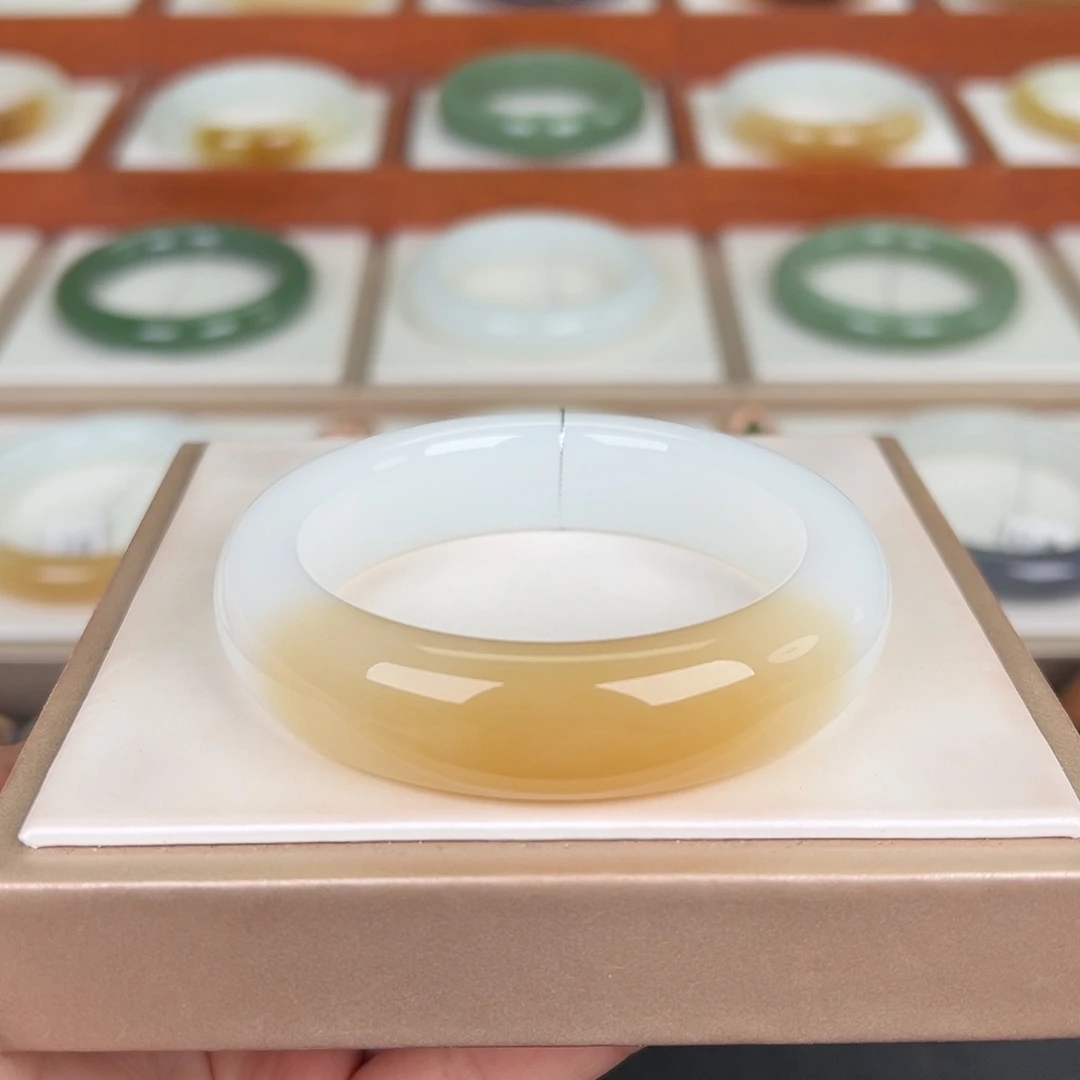 和田玉未镶嵌手镯金糖一口糖 54+口