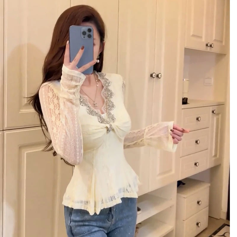 “唯一”设计感ins风重工镶钻V领纯欲蕾丝上衣