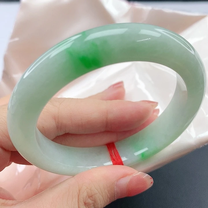 翡翠手镯未镶嵌，820