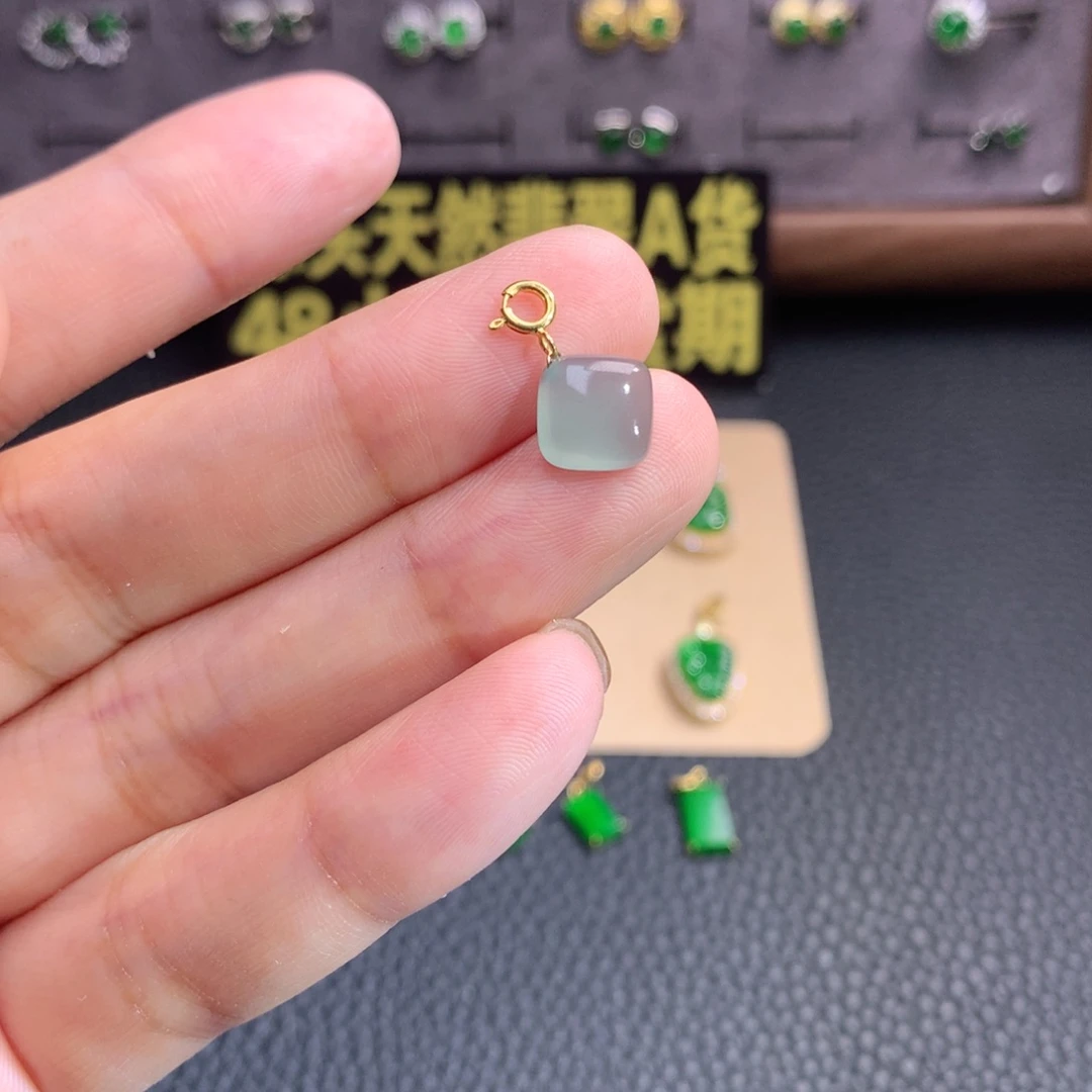 翡翠18K金镶嵌颈饰福利