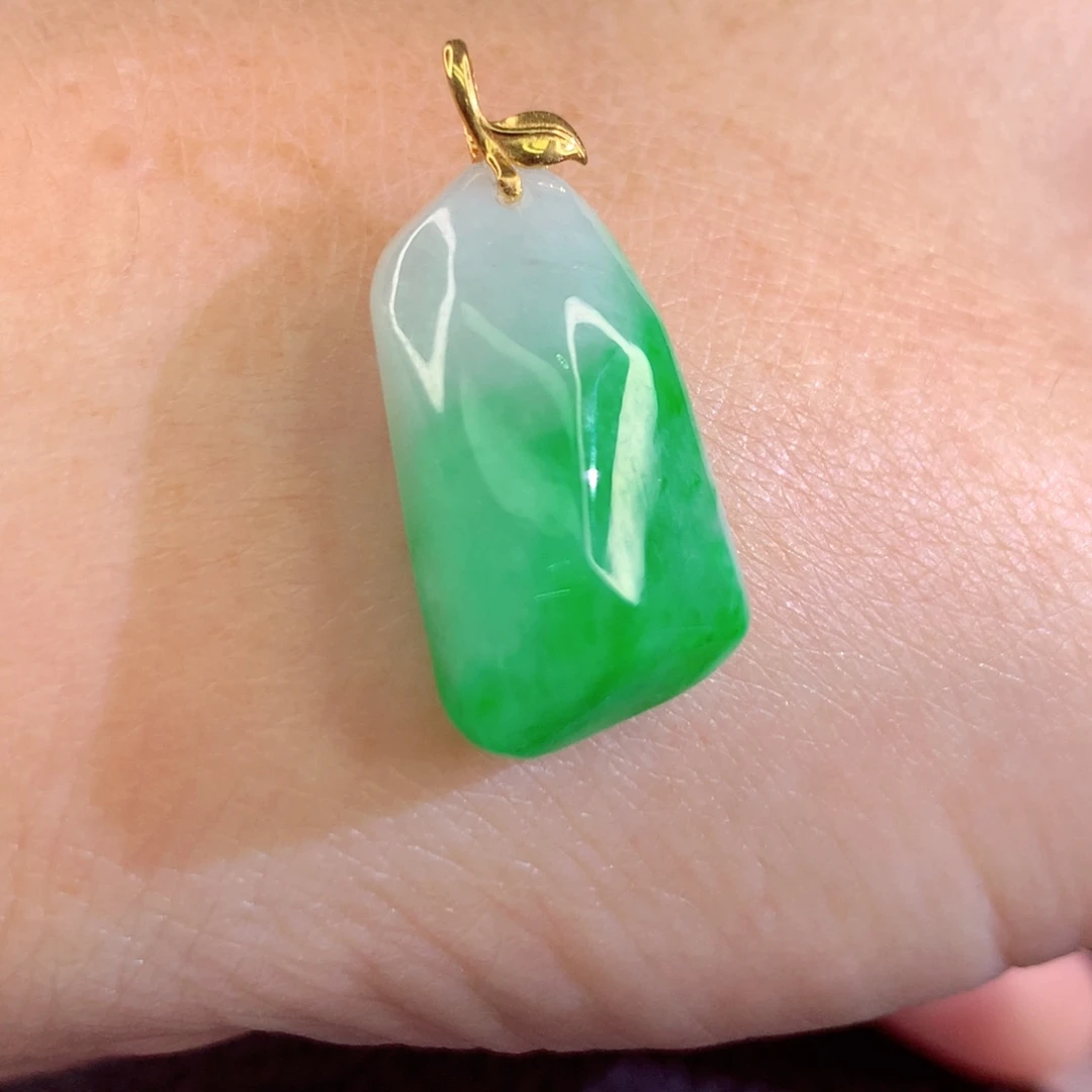 翡翠18K金镶嵌颈饰翡翠