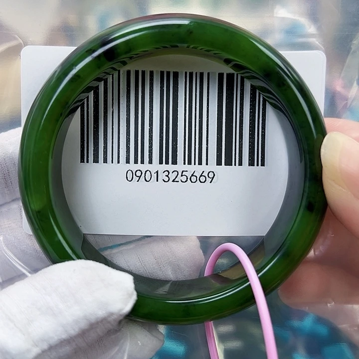 大***粟和田玉未镶嵌手镯微瑕61