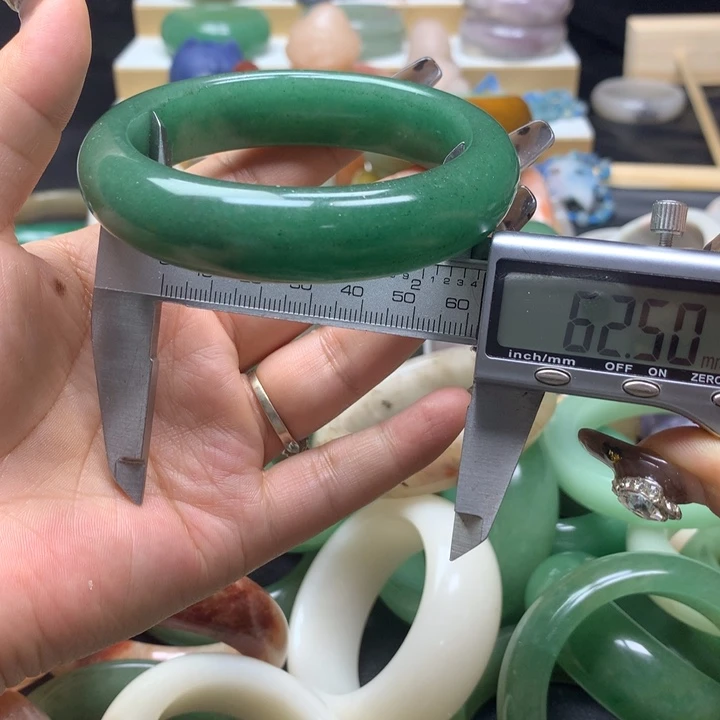 未镶嵌手镯石英质玉