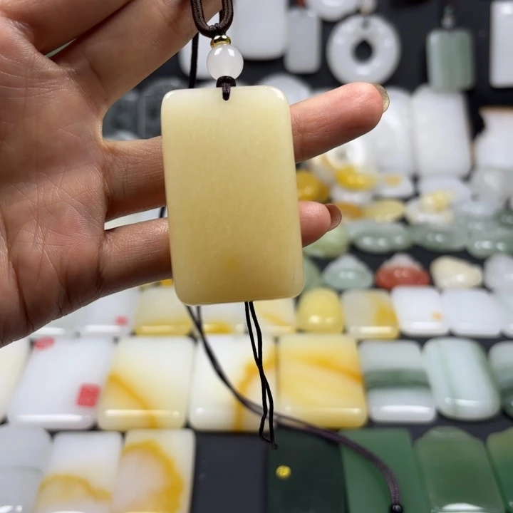 石英质玉（金丝玉）未镶嵌颈饰