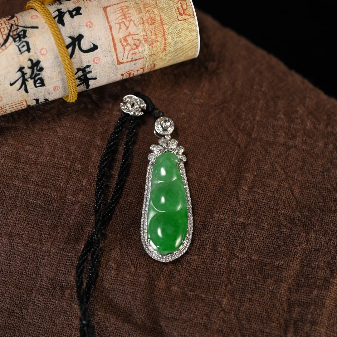 lot8860 2511280083翡翠福豆挂件/保利