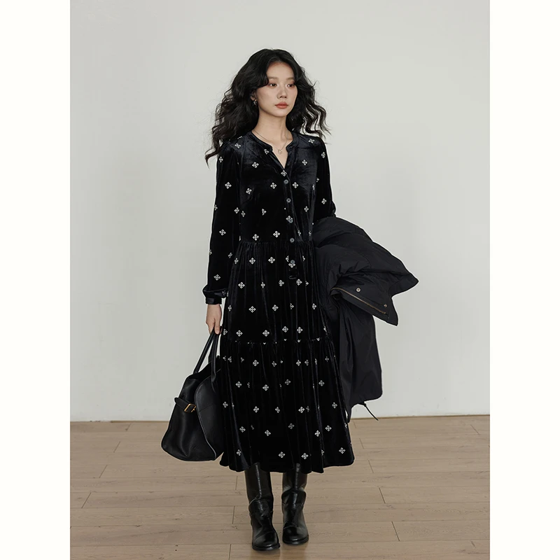 vastand维尚 2025新款冬季复古老钱风v领丝绒刺绣显瘦连衣裙女