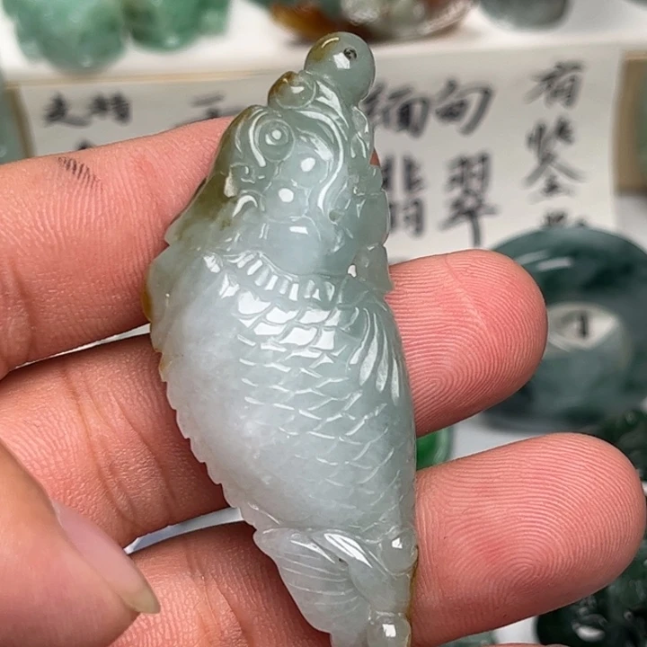 阿***昊翡翠未镶嵌颈饰独占鳌头