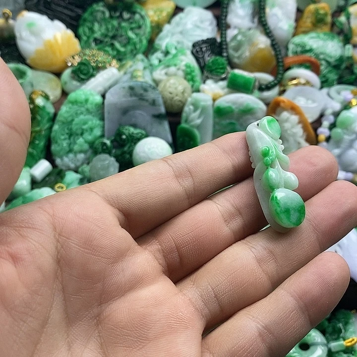 翡翠未镶嵌颈饰玉兰花