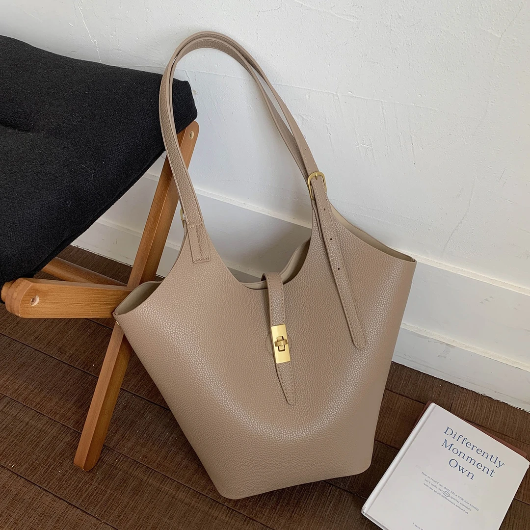 今年流行爆款包包女大容量2025新款秋冬百搭单肩子母包通勤水桶包