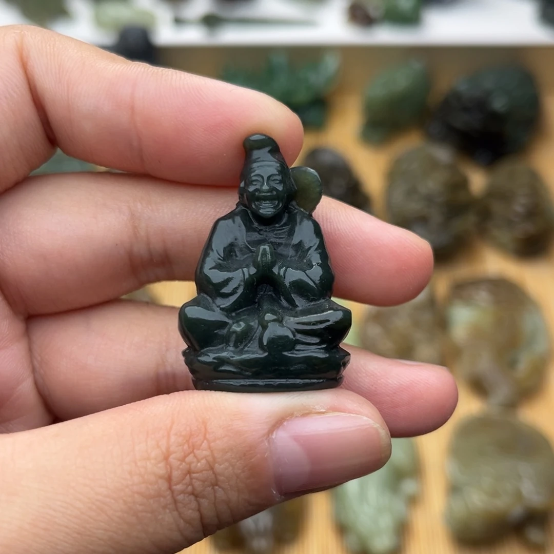 莫***求颈饰未镶嵌和田玉