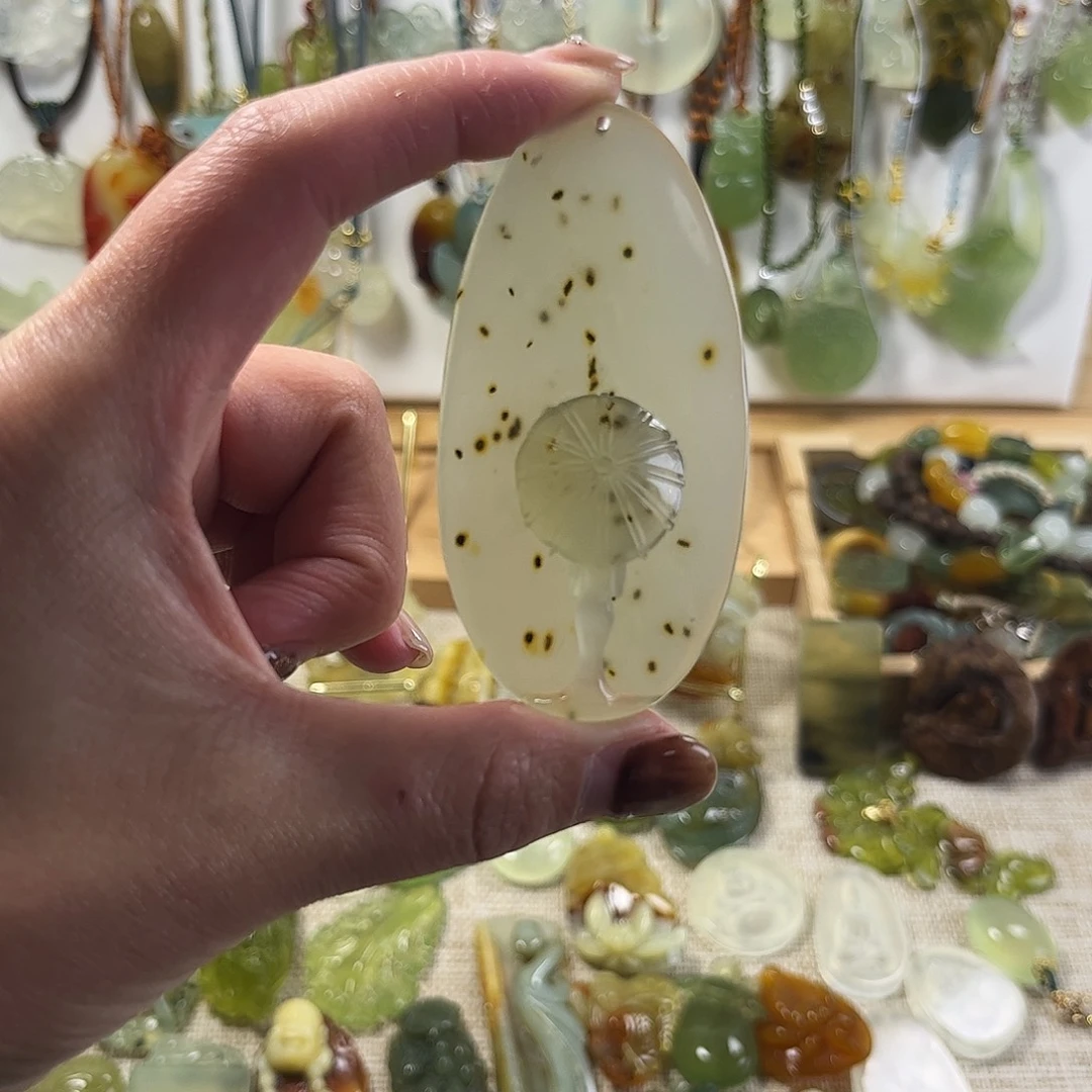 莲***上蛇纹石玉未镶嵌颈饰