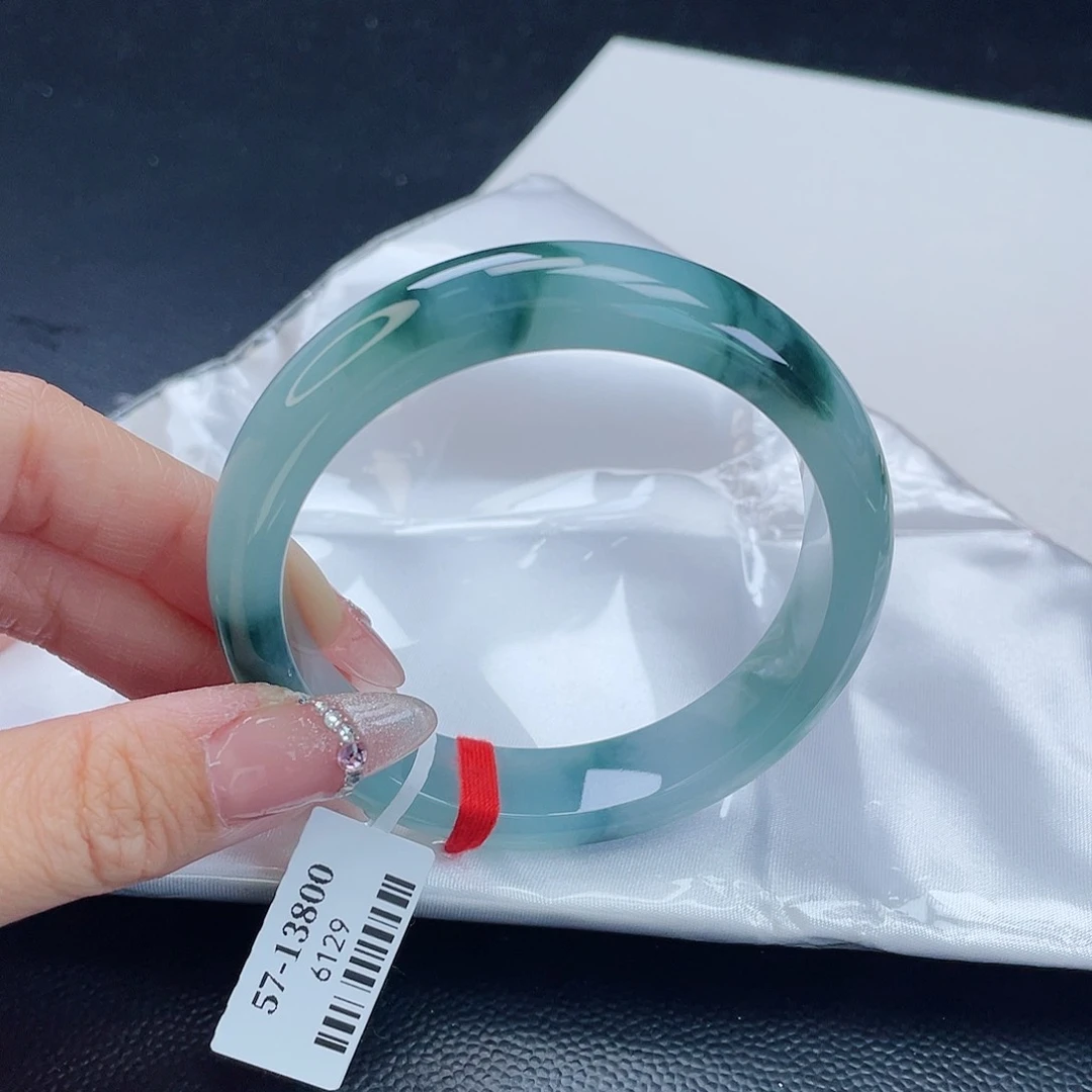 翡翠手镯未镶嵌翡翠