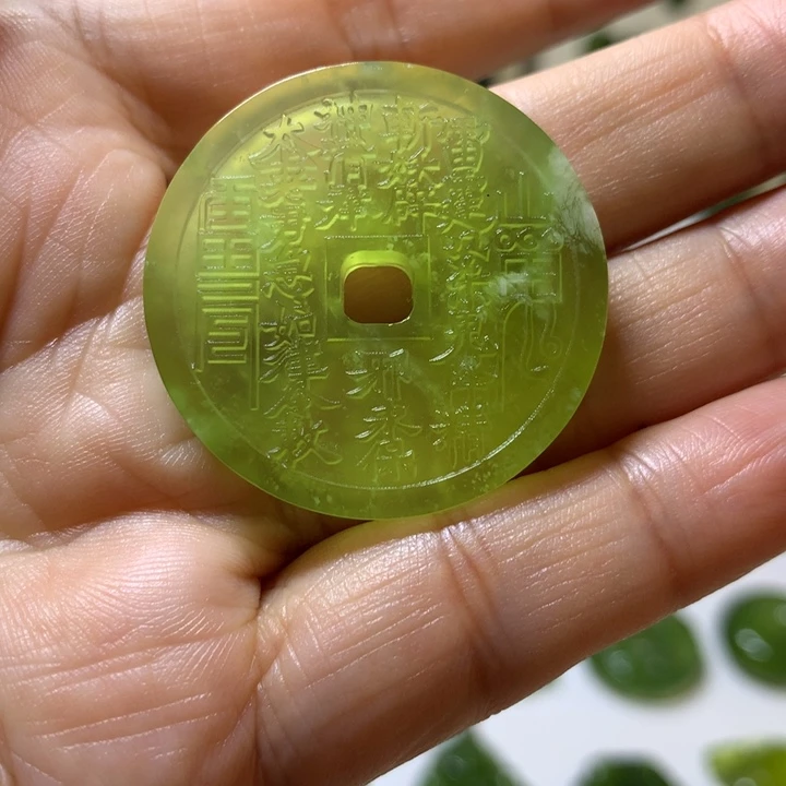 岫玉未镶嵌颈饰吊坠