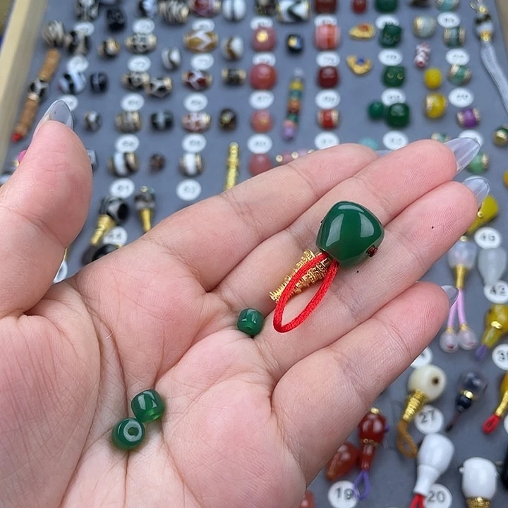 謝****玛瑙/玉髓饰品未镶嵌