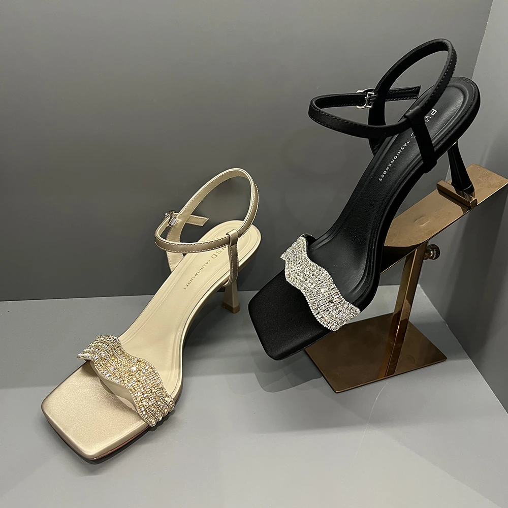 75612【6厘米】水钻高跟一字扣带露趾时装凉鞋女方头黑色性感赫本风