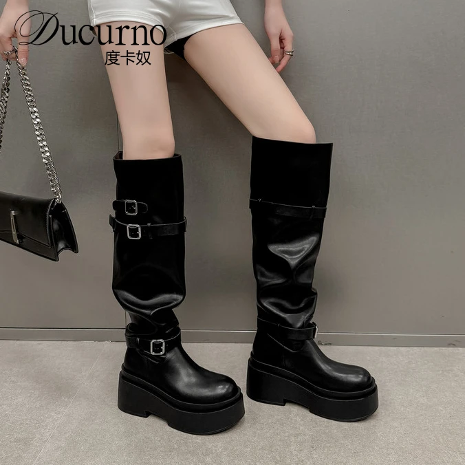 DUCURNO潮酷辣妹风黑色堆堆靴女皮带扣机车靴厚底长靴宽筒骑士靴