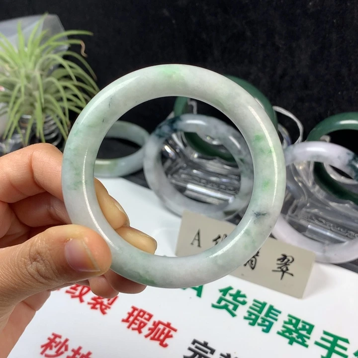 翡翠未镶嵌手镯40号。  52.6圈