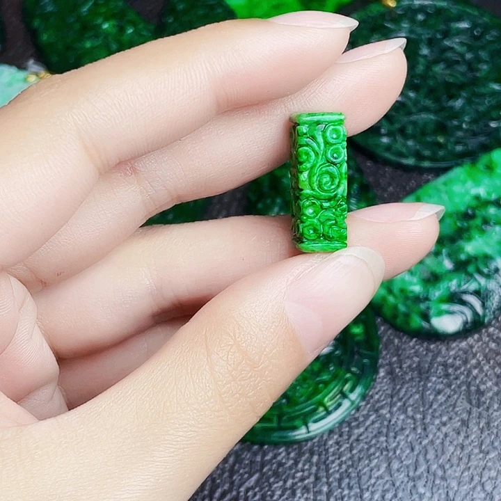 翡翠未镶嵌颈饰多样性