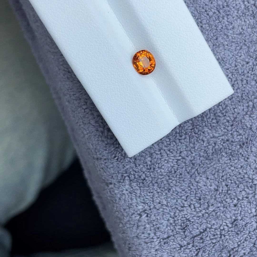 未镶嵌裸石石榴石（芬达石）全净1.11Ct。