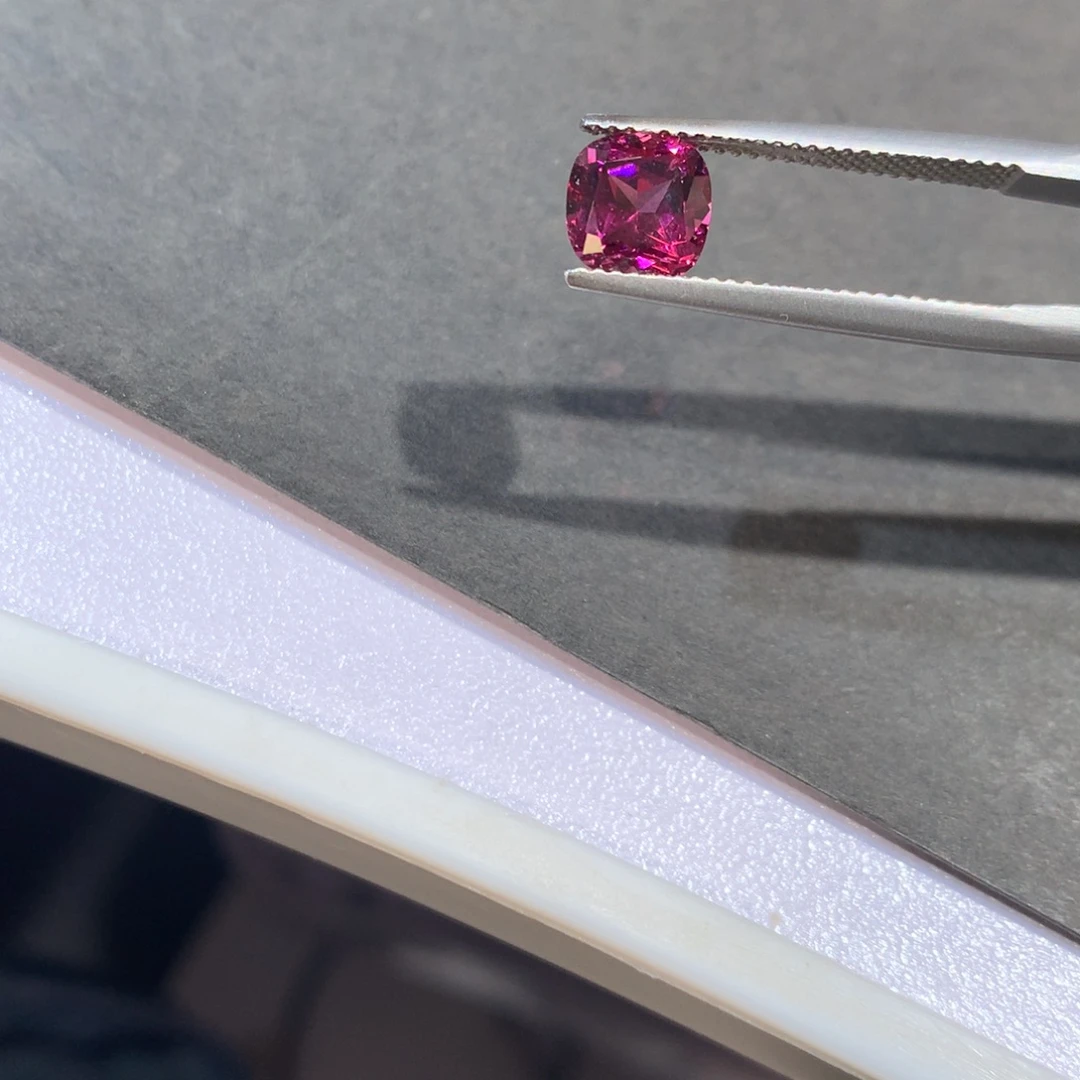 裸石未镶嵌石榴石（紫牙乌）2克拉