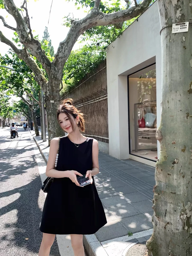 灰灰呀！这个真的可以有！“公主生日裙”立体有型后V无袖背心连衣裙