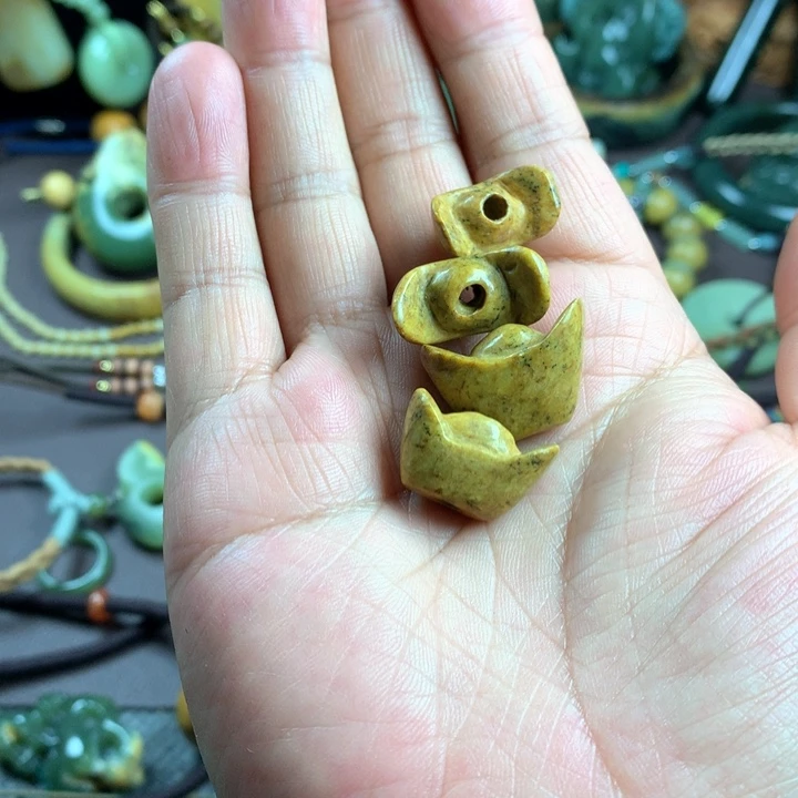 吊坠(赠链)未镶嵌岫岩河磨玉（透闪石质玉）