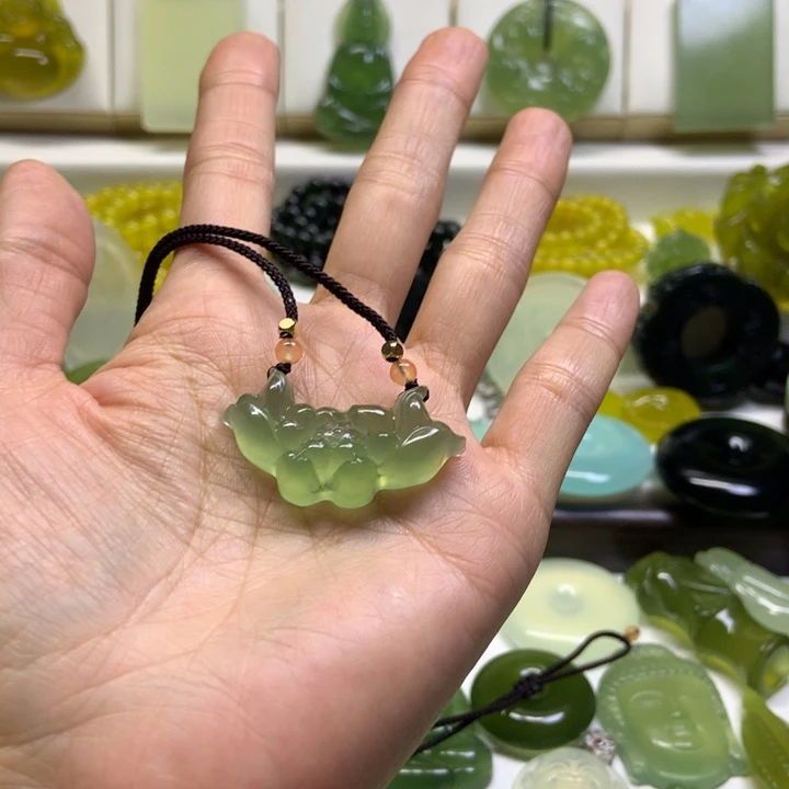 蛇纹石玉未镶嵌颈饰