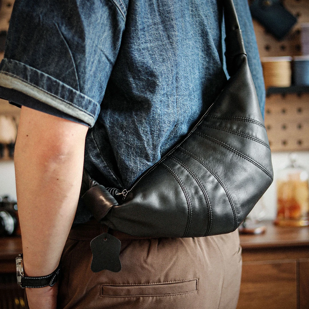 原创2025新款牛角包可颂男士单肩斜挎包中性真皮饺子包女牛皮小包