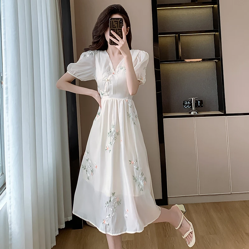 女装小众新中式优雅气质刺绣V领连衣裙女夏季新款高腰显瘦长裙子
