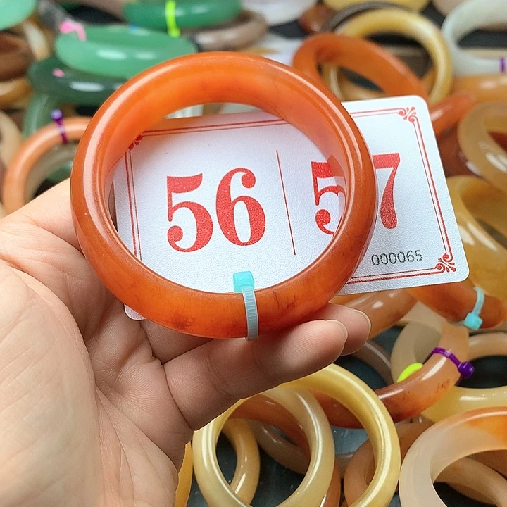 未镶嵌石英质玉（黄龙玉）手镯