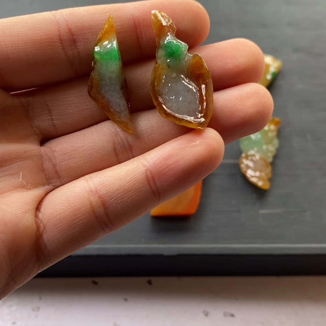 未镶嵌定制翡翠缅甸天然a货翡翠,黄加绿随形一手两件