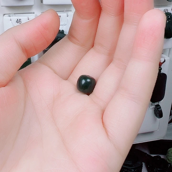 蛇纹石玉颈饰未镶嵌徐*。