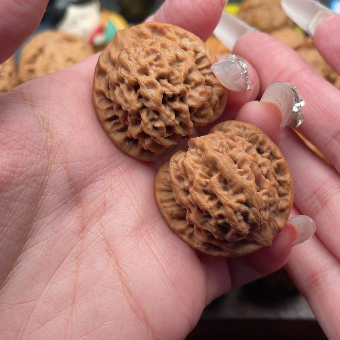 文玩核桃吊坠秦闷手捻33.8，原树