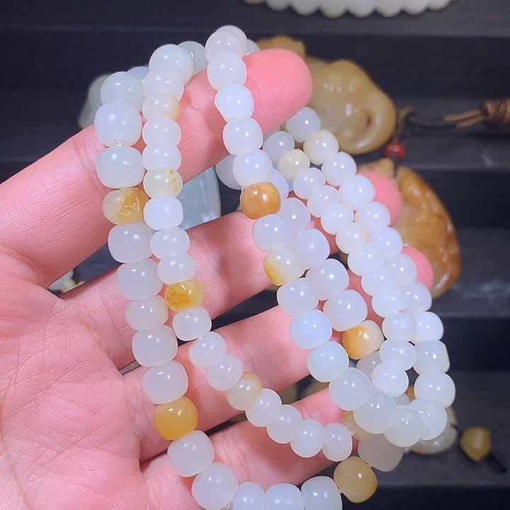 王***珏和田玉未镶嵌颈饰