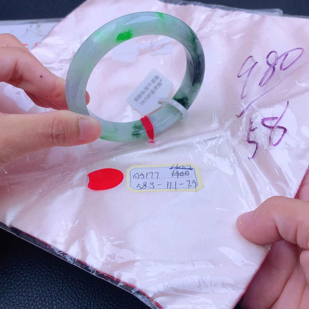 翡翠手镯未镶嵌翡翠