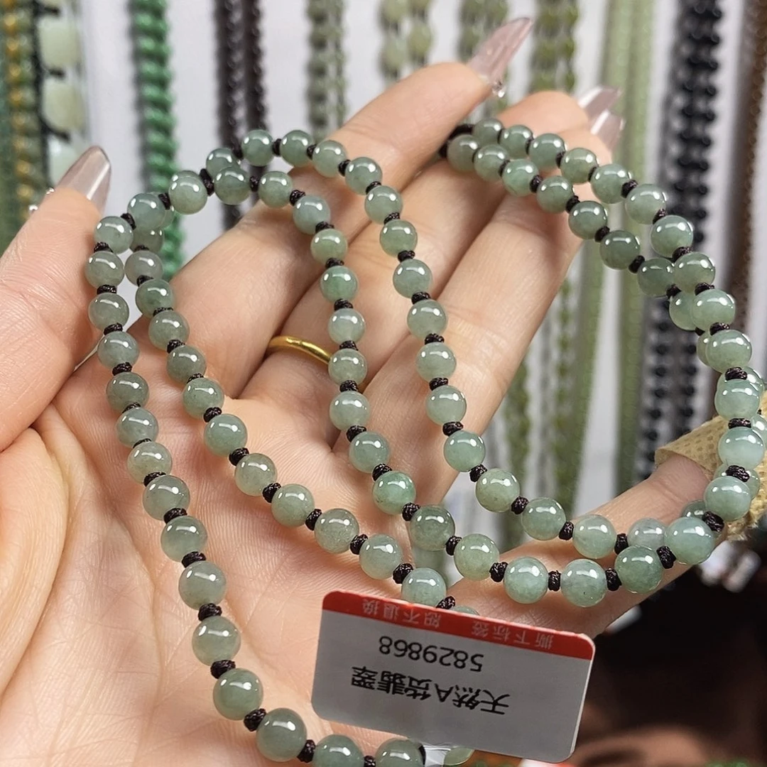 翡翠颈饰未镶嵌。*天然翡翠项链