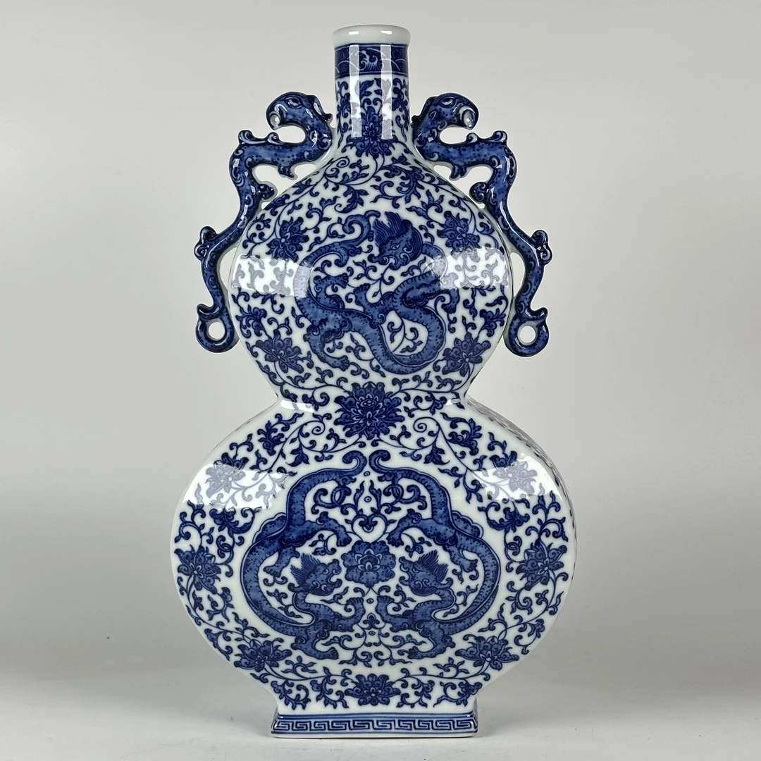 珐琅彩缠枝莲荷叶莲花双耳赏瓶