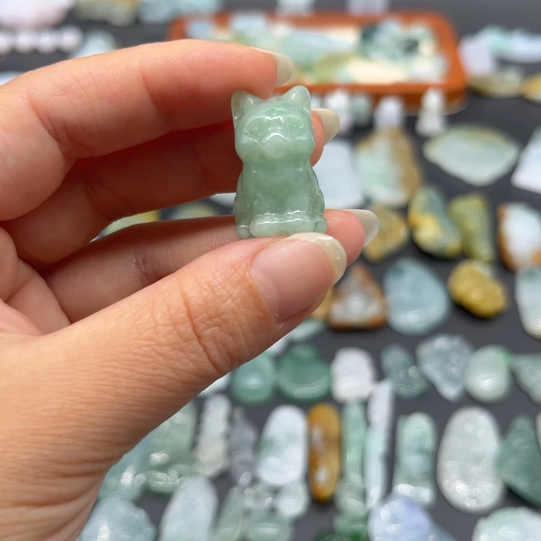 D***生翡翠未镶嵌颈饰猫