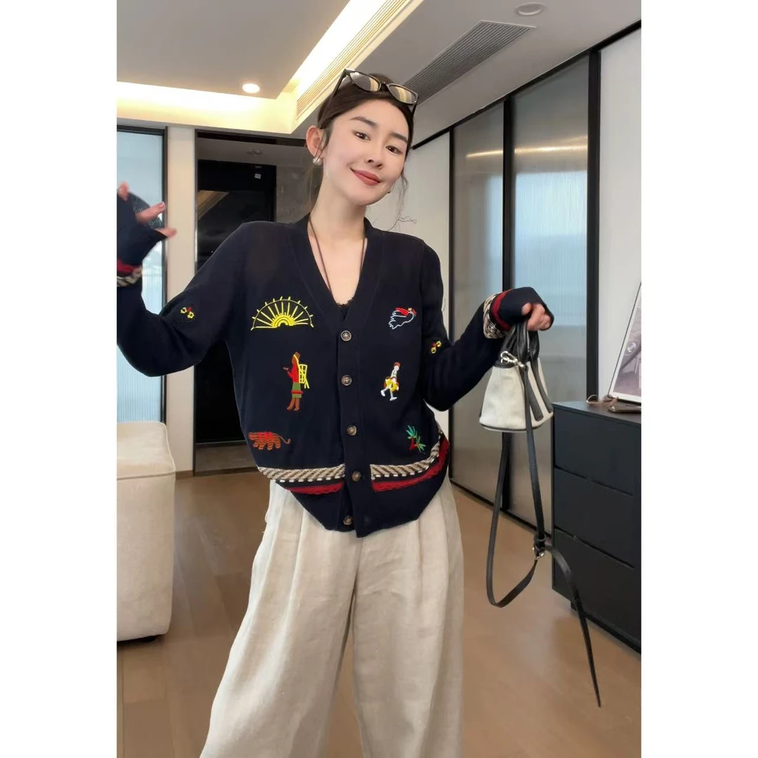 2025夏款 极简百搭卡通刺绣单排扣针织上衣 2504C2143