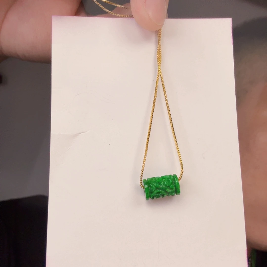 翡翠未镶嵌颈饰一件