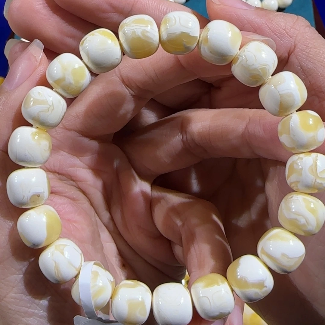 蜜蜡未镶嵌裸石同料满蜡飘瓷白手串