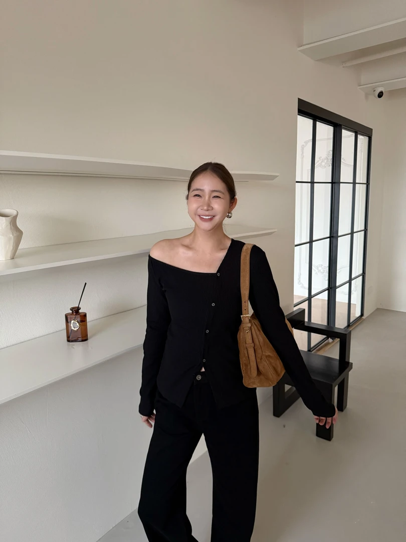 widelia秋季坑条纹理感斜肩长袖上衣不规则露肩打底衫8025