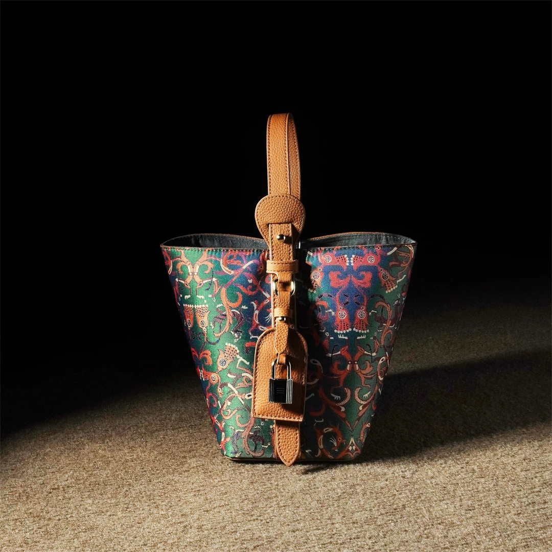 森下新中式蜀锦菜篮子2025新款allinbb国风女士水桶包手提斜挎包