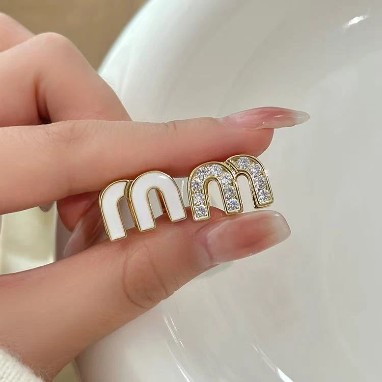 铜合金耳饰 锆石白色滴油M字母耳环耳扣款女夏轻奢高级感耳钉