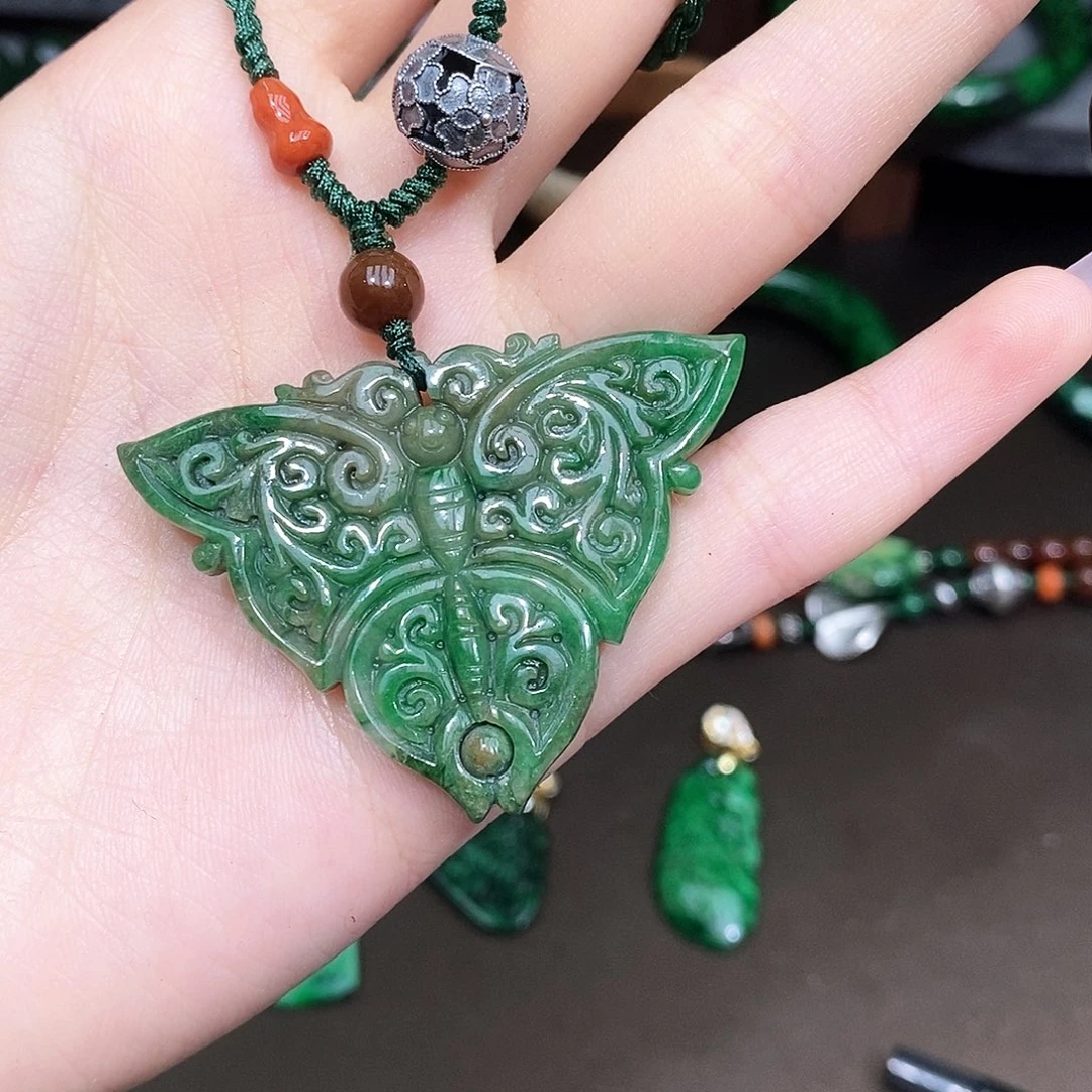 翡翠未镶嵌颈饰漂亮美眉