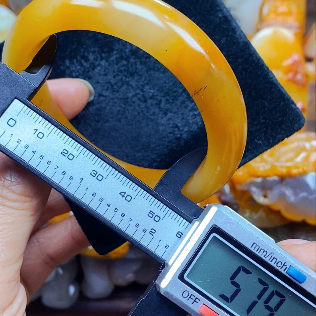 未镶嵌石英质玉（黄龙玉）颈饰
