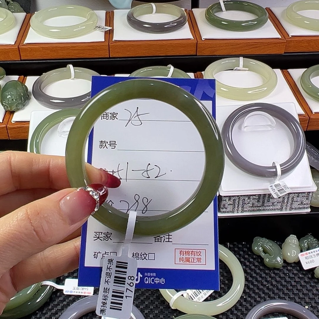 和田玉手镯未镶嵌