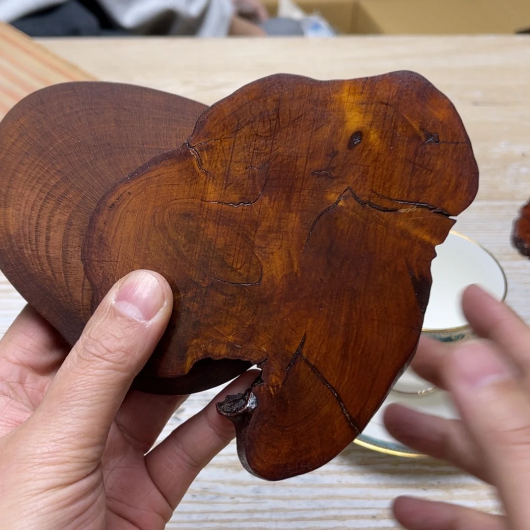 瓷片山***水密密麻麻地排列着一个