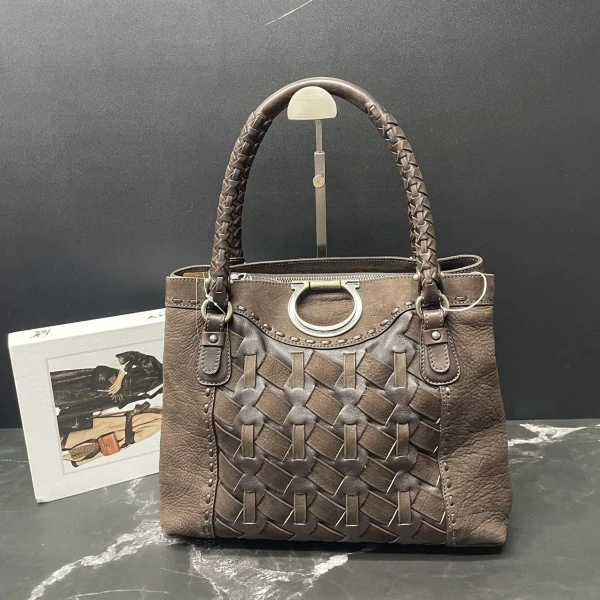 95新/菲拉格慕/妃鱼/手提包/市场价16999/250217LT0039